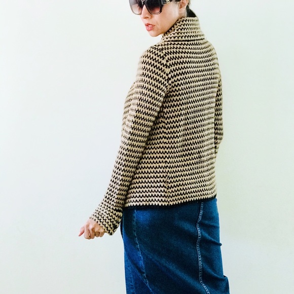 SOLD Classic sweater size Small - Picture 3 of 4